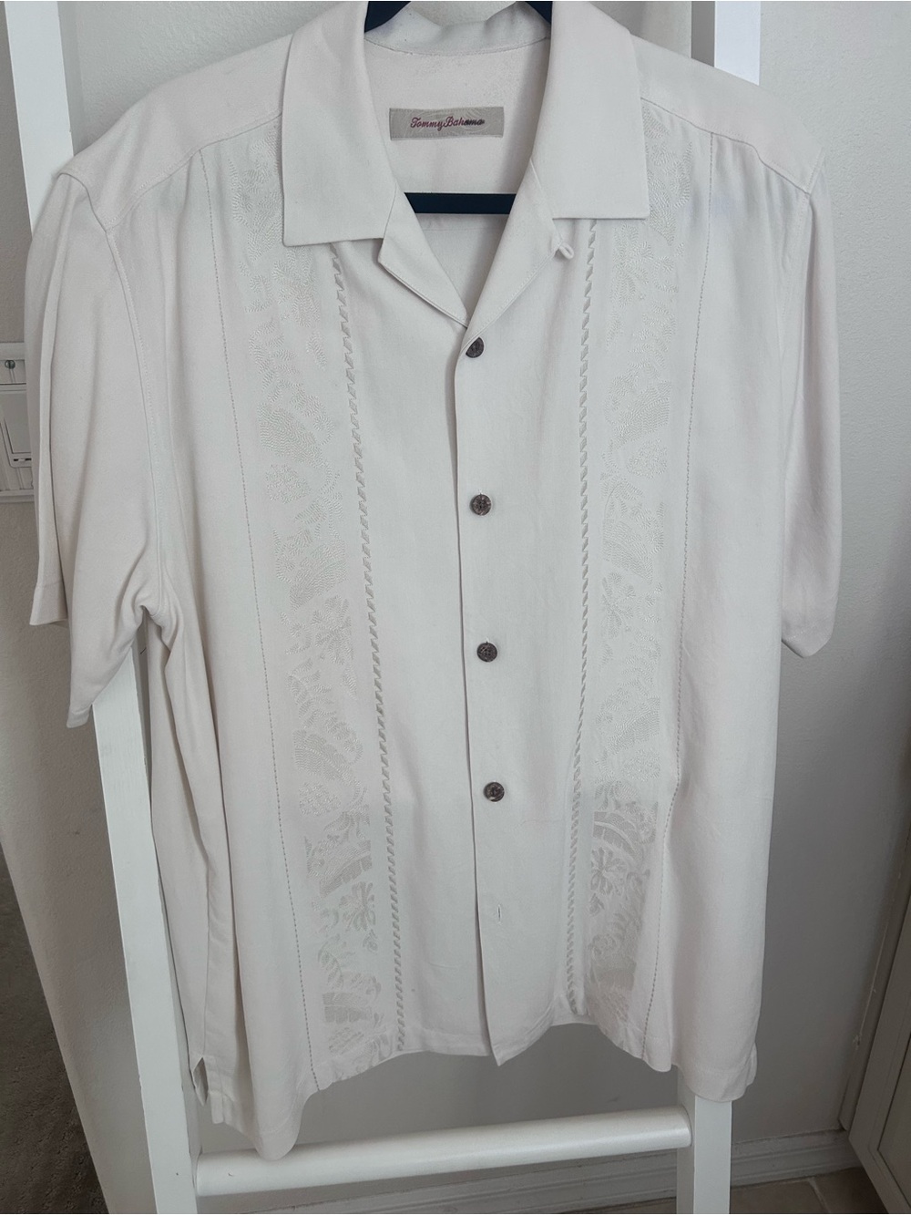 Tommy Bahama Men's Cream Short-Sleeve Camp Shirt size Medium